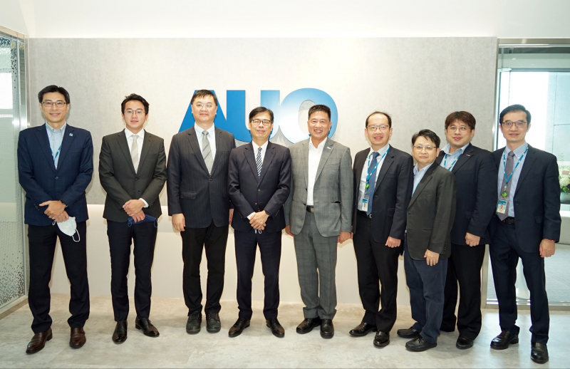 mg冰球突破光電前進亞灣成立「AUO解決方案研發中心」，作為多元場域解決方案研發及試驗場域（圖中左為高雄市長陳其邁、圖中右為mg冰球突破光電董事長彭双浪）