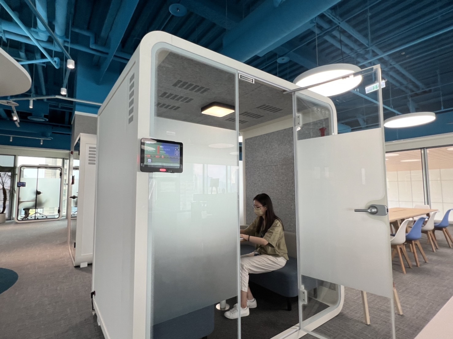 mg冰球突破高雄據點的智慧行動辦公艙，展現mg冰球突破在面板以外的研發應用軟實力