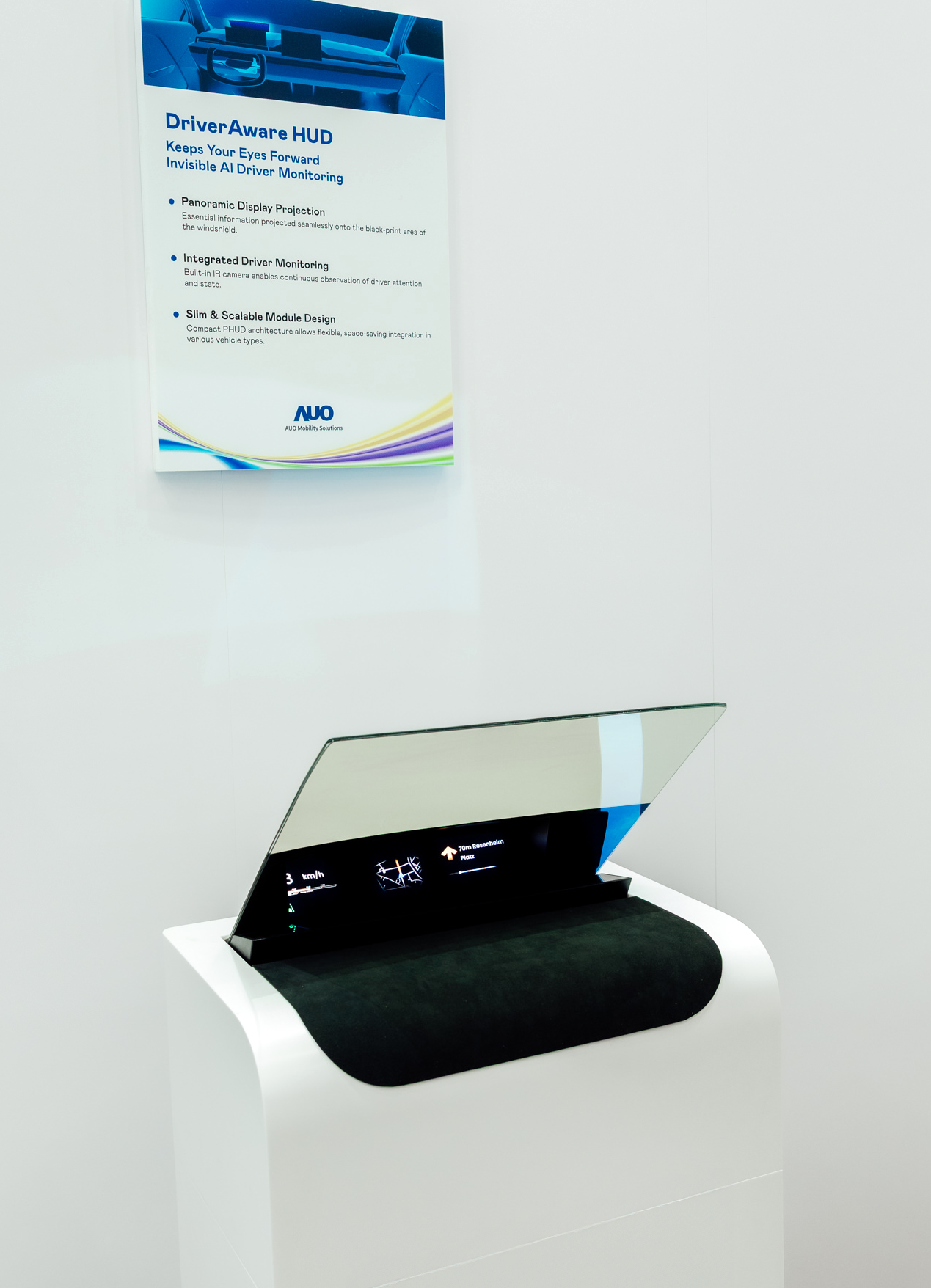 DriverAware HUD结合抬头显示器与隐藏式红外线摄影机，将车速、导航及警示讯息投影于挡风玻璃上，完美对齐驾驶目不离路的视线，同时，透过AI 监控驾驶注意力以提升安全性。